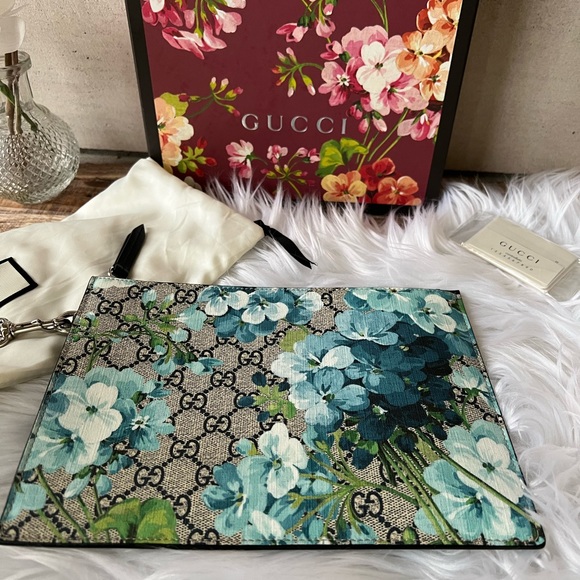 Gucci Handbags - Authentic Gucci GG Supreme in Blooms wristlet